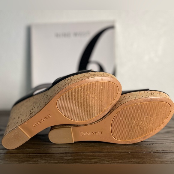 Super cute black patent and cork open toed wedges - Picture 5 of 5